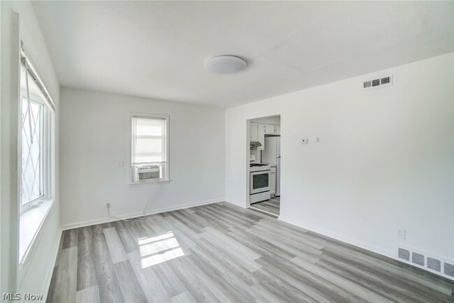 Building Photo - 13117 Wilton Ave