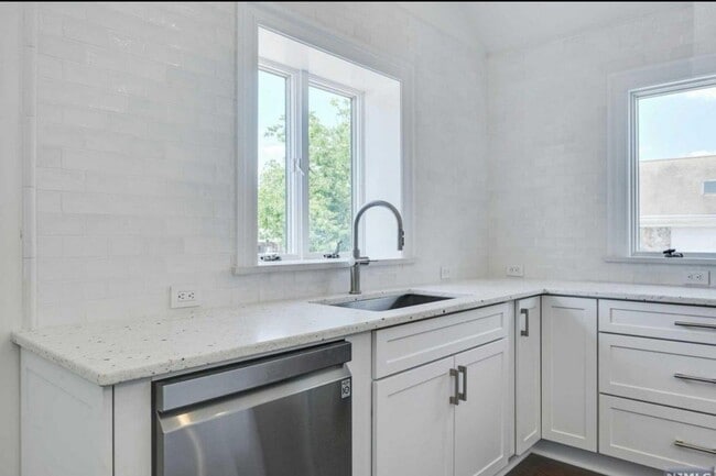 Building Photo - 26 Bogert St