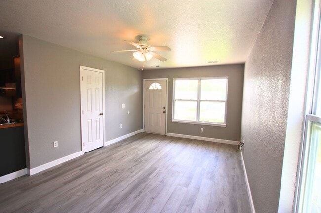 Building Photo - Fresh Duplex Living