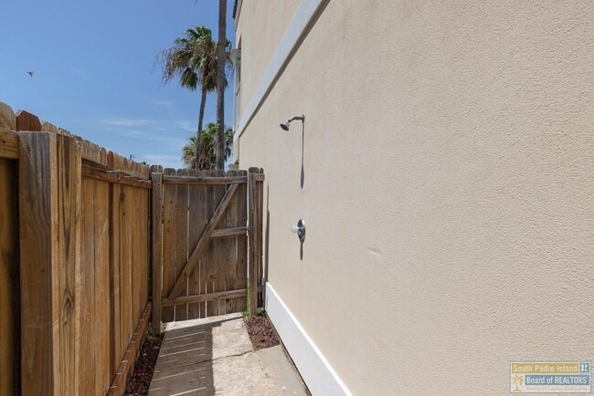 Building Photo - 109a E Red Snapper St