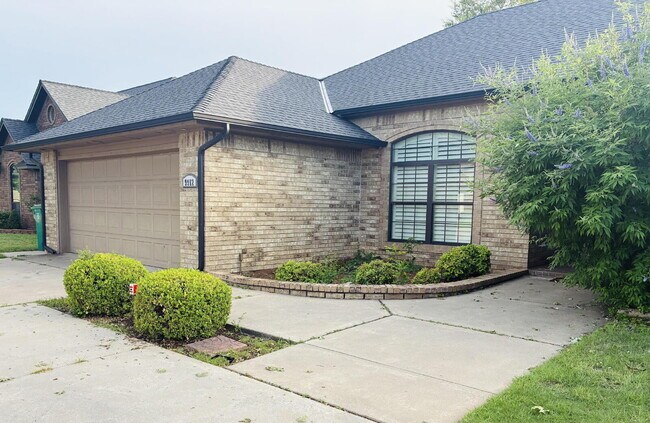 Building Photo - Beautiful Home in Westbury South Ready for Move-In!
