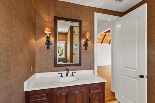 Building Photo - Impeccable Green Hills Home