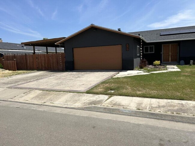 Primary Photo - 704 R St