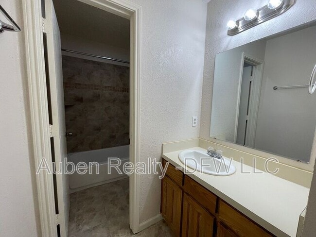Building Photo - 5516 Lewis Ct