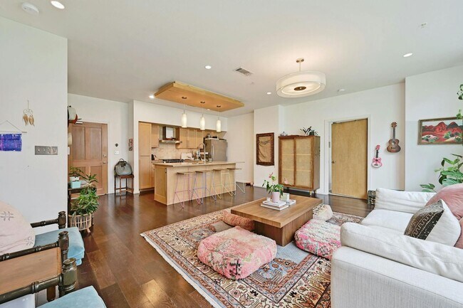 Building Photo - Prime Location, Luxurious Living!