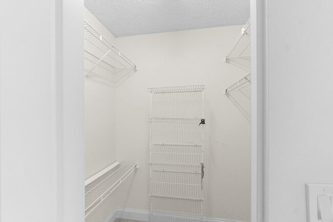 Building Photo - 7290 Kinghurst Dr