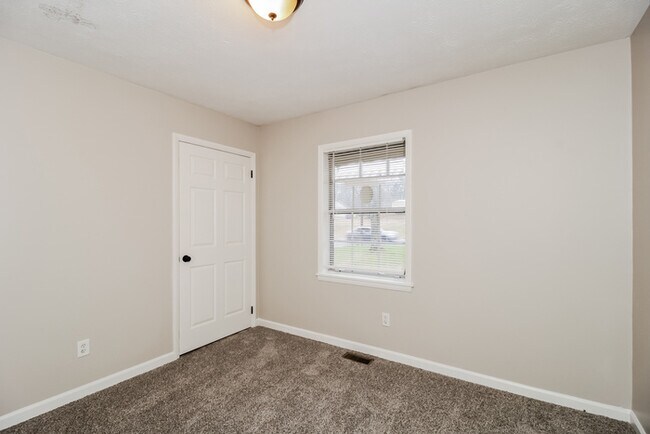 Building Photo - 1928 Leatherleaf Dr SW