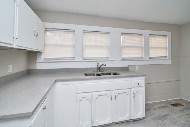 Building Photo - STUNNINGLY REMODELED • SUPER SPACIOUS • WON’T LAST LONG!