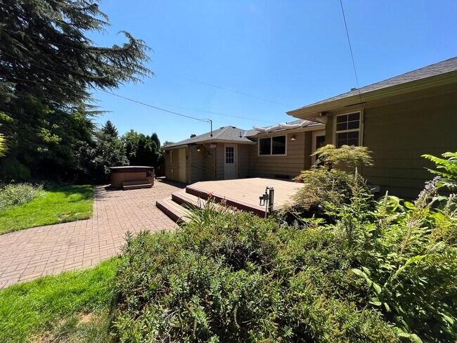 Building Photo - Amazing NE Portland 4Bd + 3Ba ~ House Sola...
