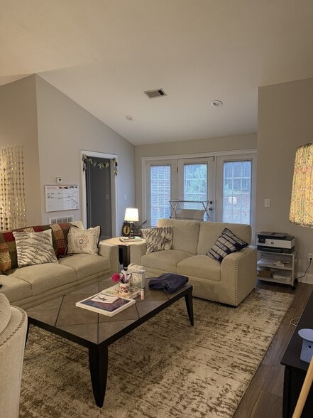 Building Photo - 807 W Longleaf Dr