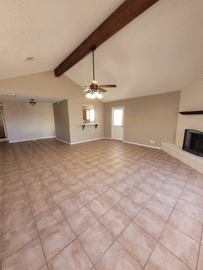 Building Photo - 3 bed 2 bath and 2 car garage!