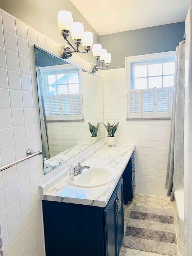 Building Photo - East Side 2 Bedroom, 1  Bath Beauty with Fenced Backyard & Hardwood Floors
