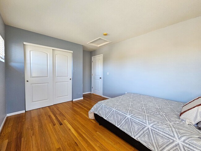 Building Photo - 1550 S De Gaulle Cir