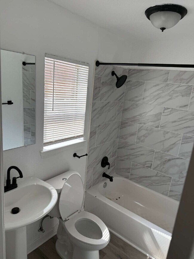 Building Photo - Newly Renovated Beautiful Home Close to South Town