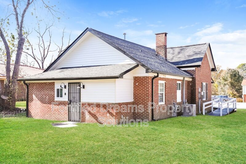 Building Photo - 235 S English St