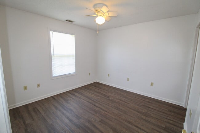 Building Photo - 824 Shaw Rd