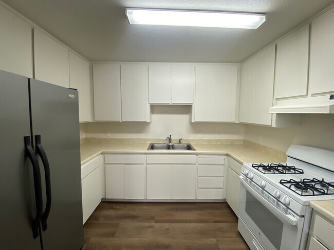 Building Photo - Downtown Duplex