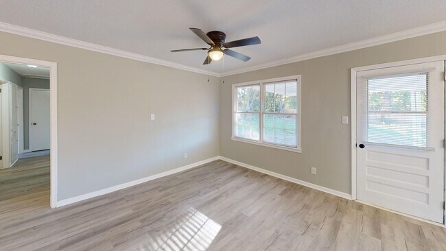 Building Photo - 4 Bed/2 Bath in Daniel Pratt School District