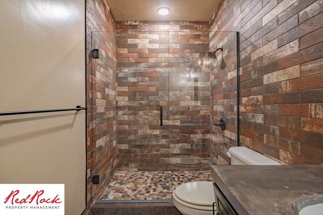 Building Photo - 4 Bedroom Luxury Home Near Sand Hollow