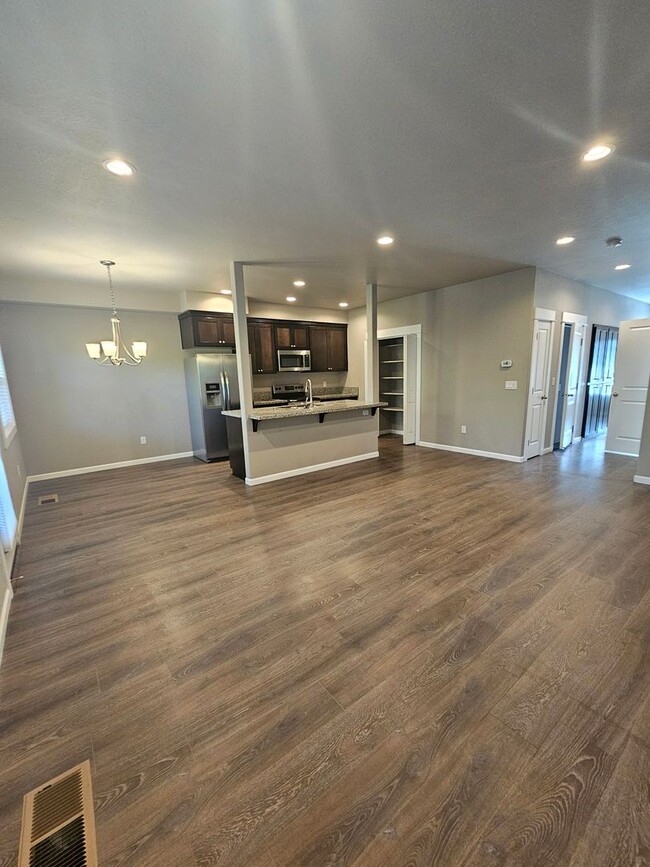 Building Photo - Beautiful 3 Bedroom Townhouse! Won't Last!