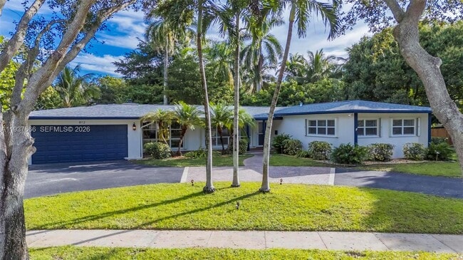 Building Photo - 812 Holly Ln