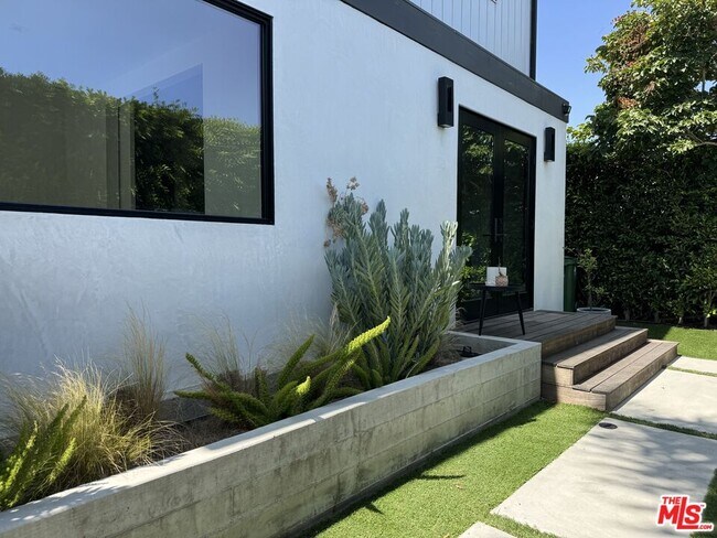 Building Photo - 1136 Van Buren Ave