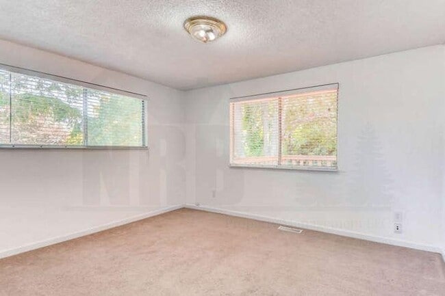 Building Photo - Gorgeous 3 Bedroom Home near Ruston Way!