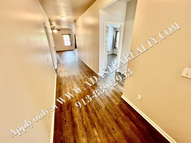 Building Photo - Like New Ranch in Spring Hill-Available in...