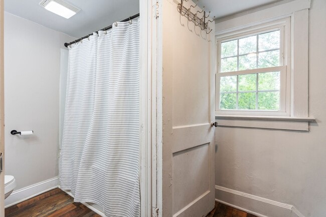 Building Photo - Updated Bungalow Close to Downtown