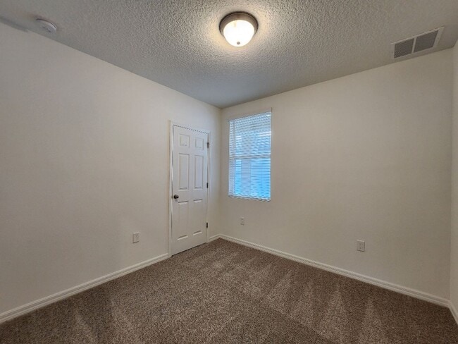 Building Photo - LIKE NEW!!! 4-Bedroom, 2-Bathroom in Villamar/Winter Haven