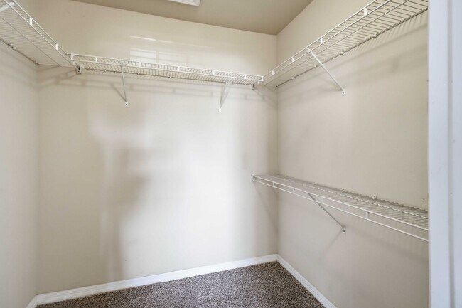 Building Photo - Spacious 2/2 unit available now for annual lease