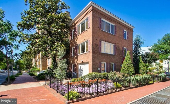 Building Photo - 837 New Hampshire Ave NW
