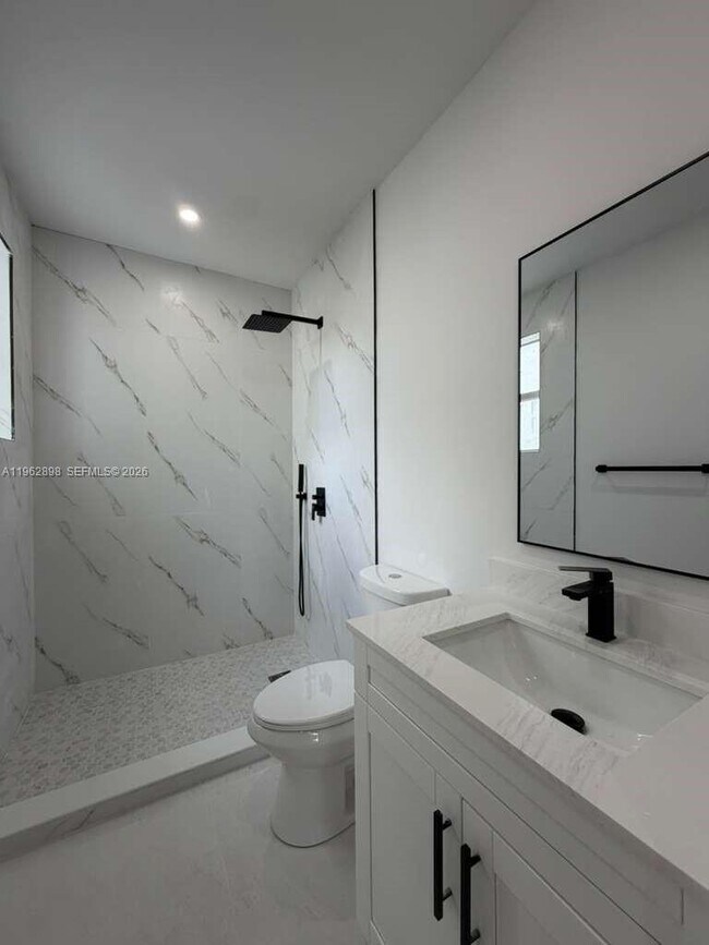 Building Photo - 2425 SW 6th St