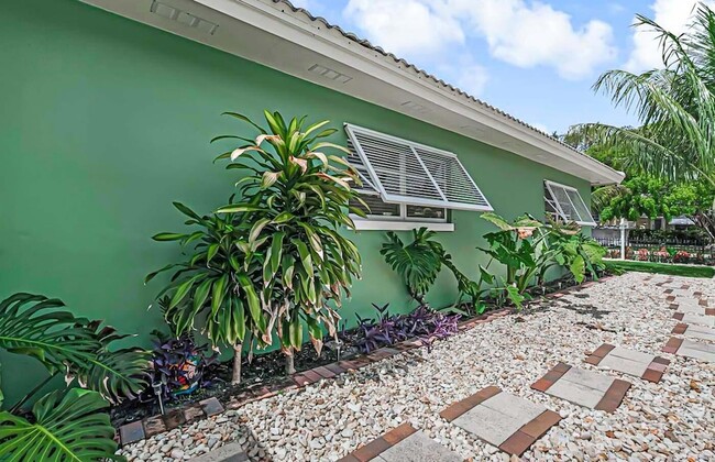 Building Photo - 532 N Palmway