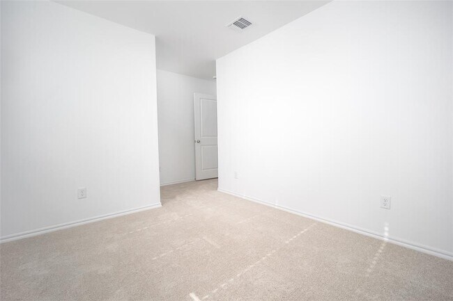 Building Photo - 2023 Delphine Dr