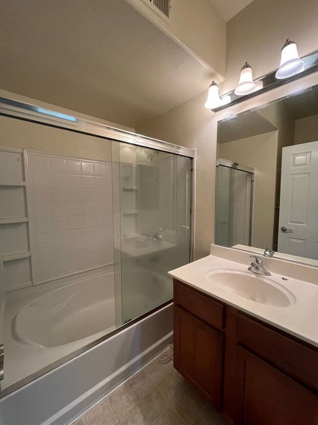 Building Photo - Spacious 2bed 2.5bath 3 story Condo with 1 car garage available in Westlake Parkway!