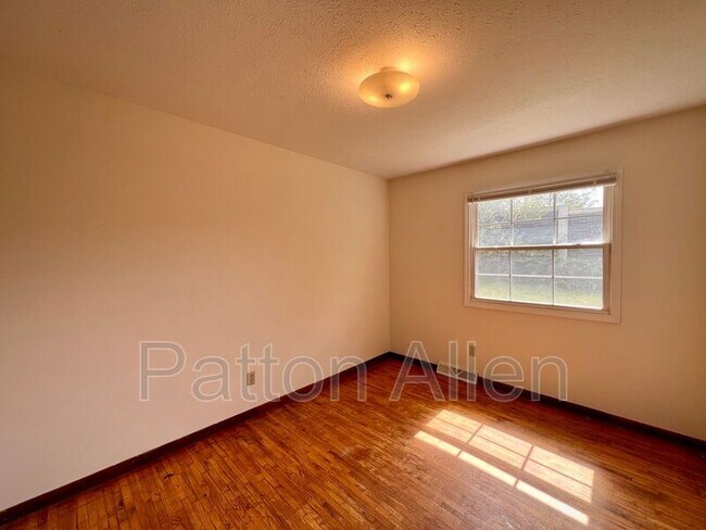 Building Photo - 26 Pine Ln