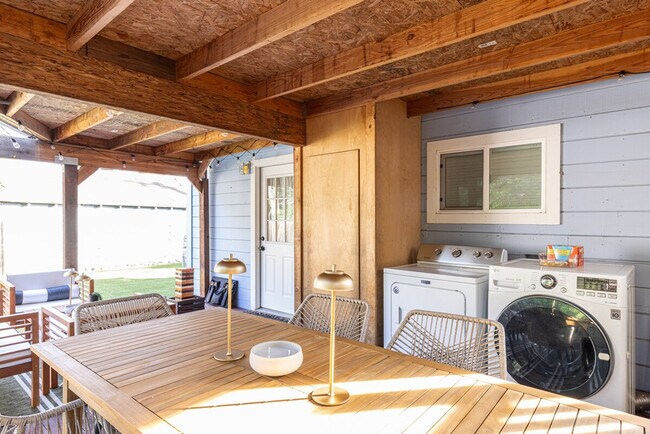 Building Photo - 839 Patchett St