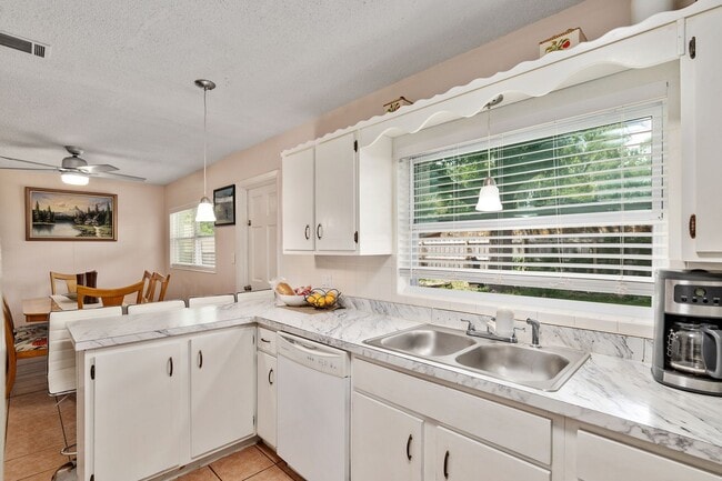 Building Photo - Beautiful 4/3 home With Attached Mother In...