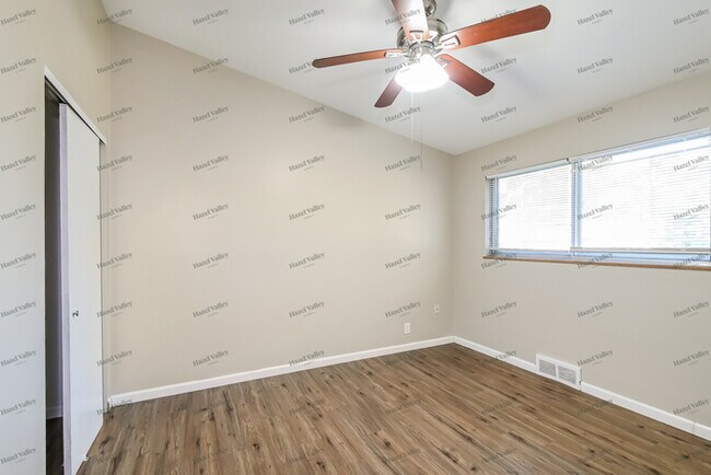 Building Photo - 2240 Hummingbird Dr