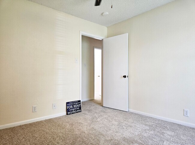 Building Photo - Brick 3/2/2 in Nice Denison Neighborhood O...