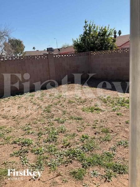 Building Photo - 4527 W Solano Dr S