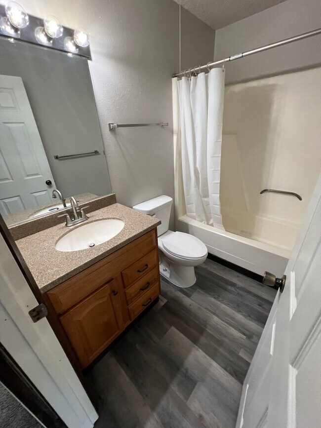 Building Photo - 3 bedroom apartment-NW Ames close to Sawyer Elementary-no pet fees