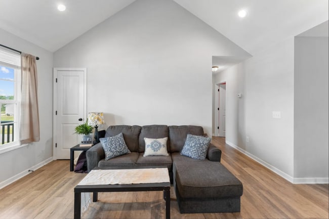 Building Photo - Pristine 3 Bed, 2 Bath Rental Built in 2022!