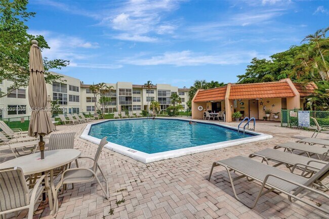 Building Photo - 6800 Royal Palm Blvd