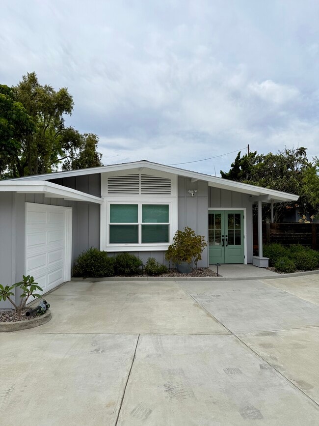 Building Photo - 950 Crescent Dr
