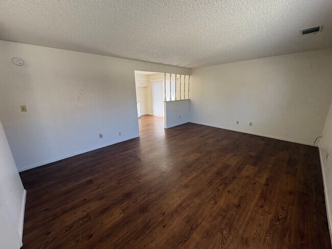 Building Photo - 3708