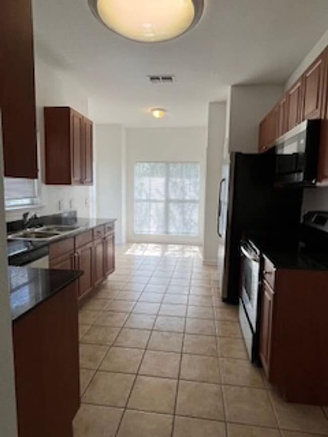 Building Photo - Large Townhome!