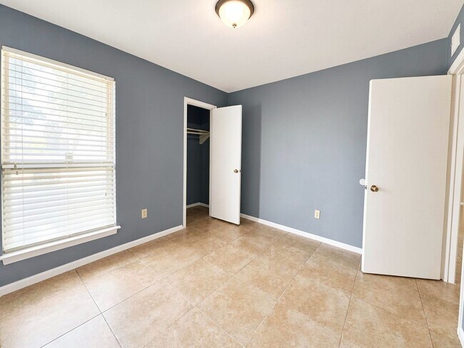 Building Photo - 915 Lemontree Dr