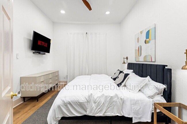 Building Photo - 110 E Craig Pl